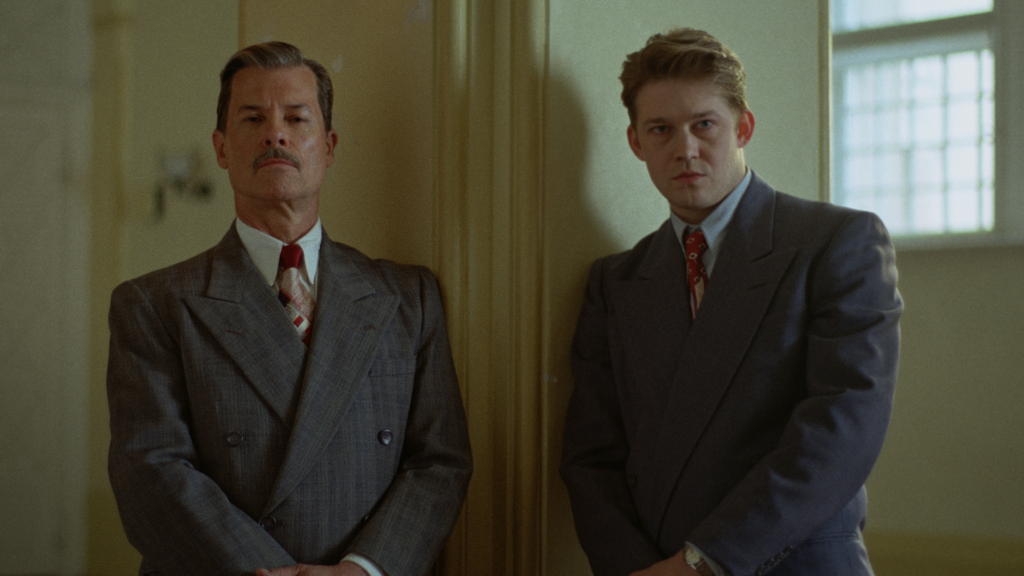  Harry (Joe Alwyn) 