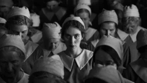 Crítica de 'The Girl with the Needle', una pertubadora película (MUBI)