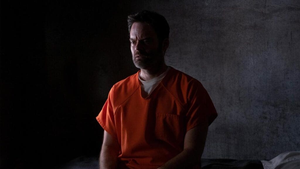 Bill Hader como Barry Berkman con uniforme naranja en una escena de la serie Barry