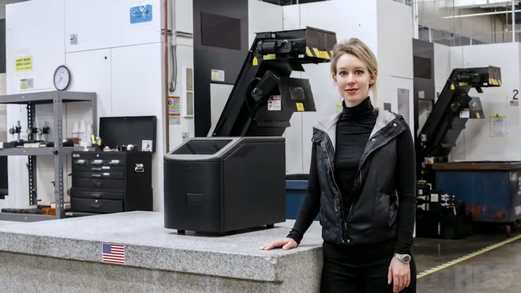 Elizabeth Holmes en un laboratorio