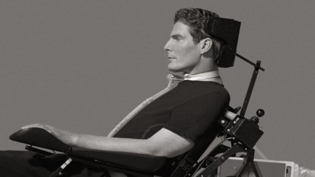 Christopher Reeve en silla de ruedas tras su accidente, retrato en blanco y negro