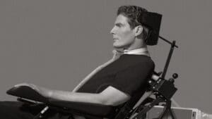Christopher Reeve en silla de ruedas tras su accidente, retrato en blanco y negro