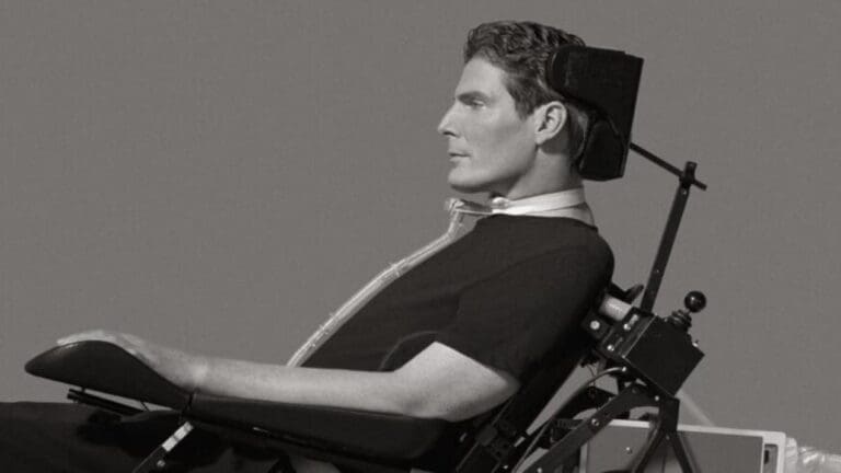 Christopher Reeve en silla de ruedas tras su accidente, retrato en blanco y negro