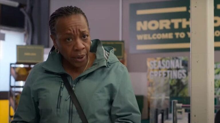 Marianne Jean-Baptiste y Michele Austin en la película Hard Truths.