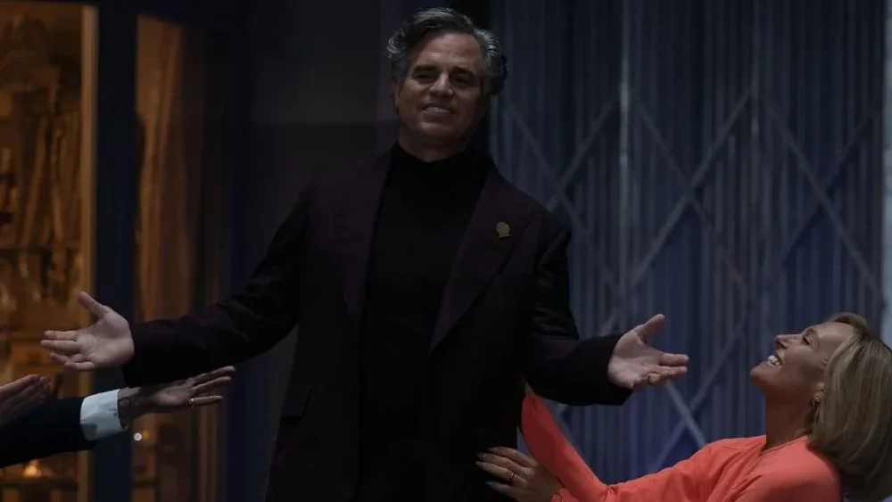 Mark Ruffalo y Toni Collete en Mickey 17