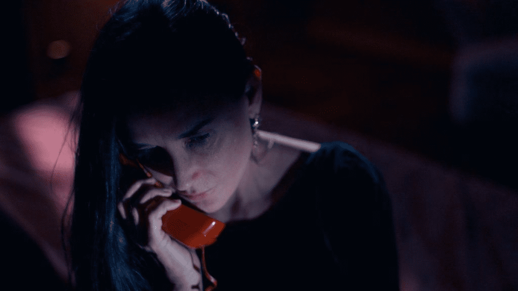 Demi Moore en The Substance (2024), thriller de body horror sobre envejecimiento, identidad y obsesión por la juventud en la industria del espectáculo.