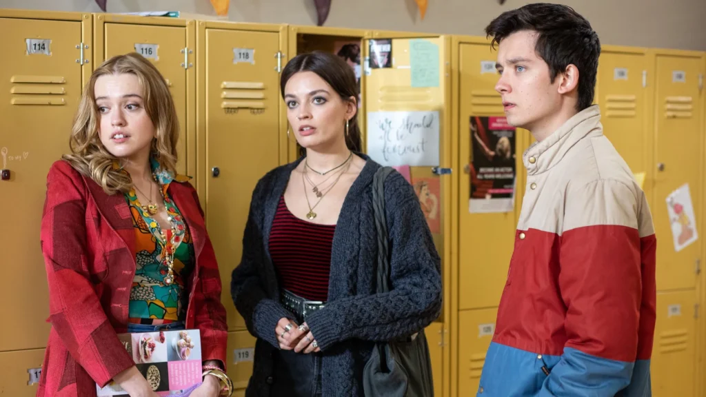 Asa Butterfield y Emma Mackey charlan en Sex Education