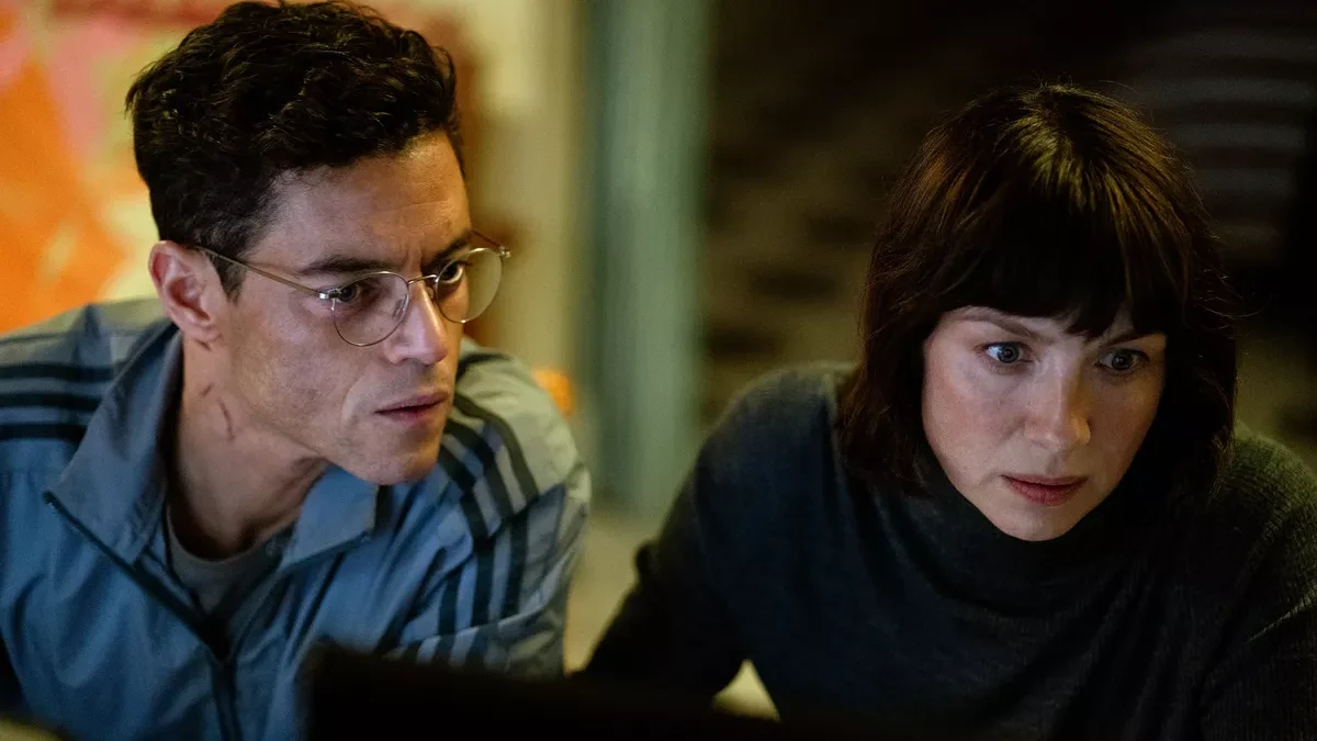 Rami Malek y Caitriona Balfe en THE AMATEUR