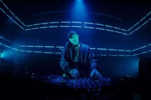 Vincent Cassel tocando musica en Banger película de Netflix