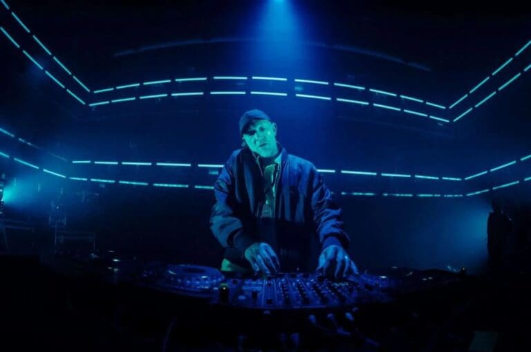 Vincent Cassel tocando musica en Banger película de Netflix