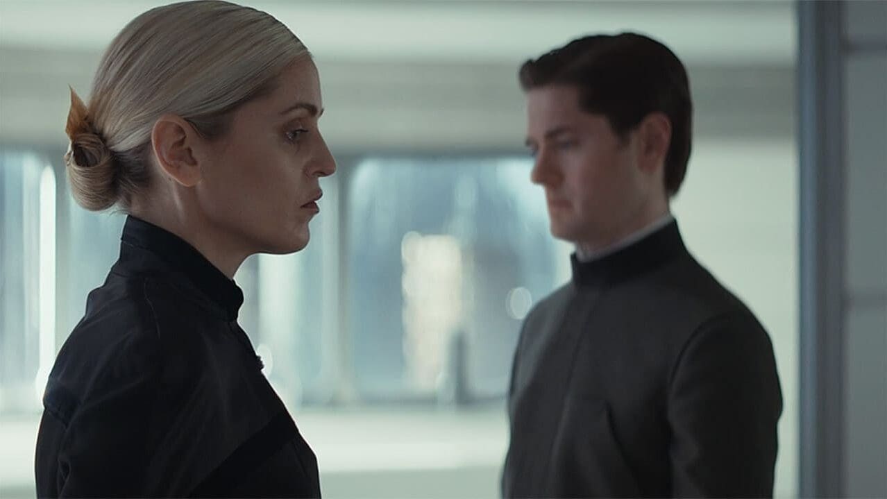 Por último, vemos como trabaja la pareja de fascistas, la militar Dedra Meero (Denise Gough) y el burócrata Syril Karn (Kyle Soller) en los proximos planes de Imperio.
