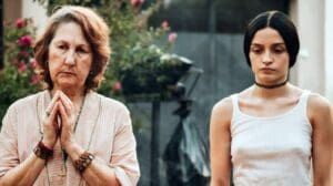 Un anciana reza y una niña escucha en La virgen de la tosquera