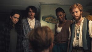 Abby Quinn, Finn Wolfhard, Krista Nazaire, y Fred Hechinger en Hell Summer