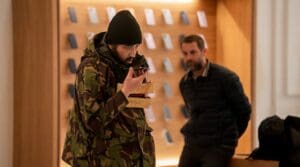 Los personas charlan en iHostage pelicula de netflix