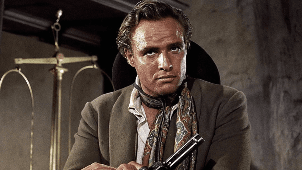 Marlon Brando como Rio en One-Eyed Jacks, sosteniendo un arma en una escena del western dirigido por él mismo