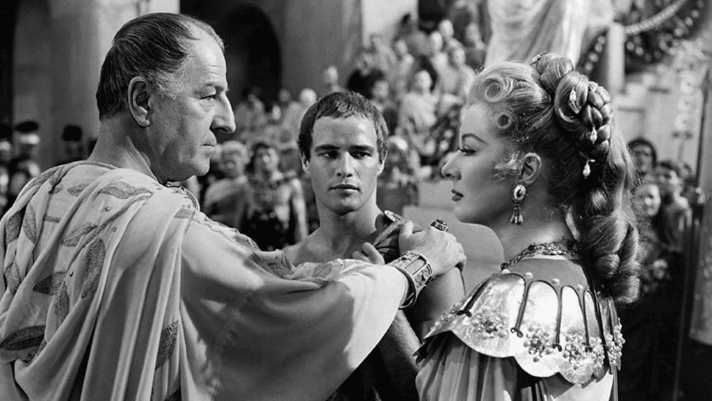Marlon Brando como Marco Antonio en una escena de Julius Caesar (1953), junto a actores en vestuario romano