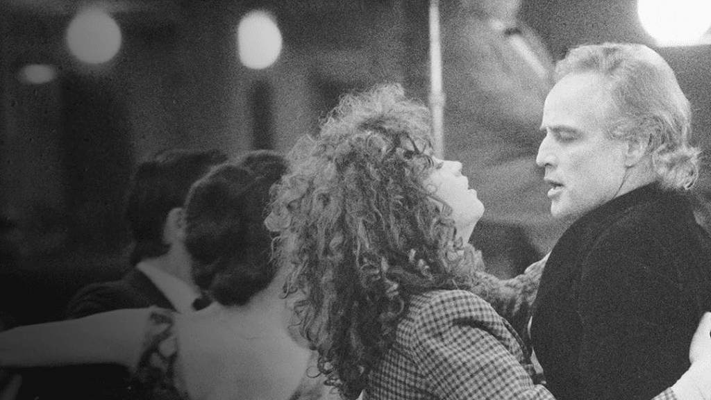 Marlon Brando y Maria Schneider bailando en una escena de Last Tango in Paris (1972)