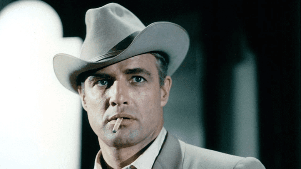 Marlon Brando con sombrero y cigarrillo en una escena de The Chase (1966)