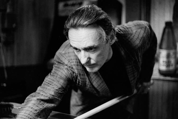 Dennis Hopper jugando al billar