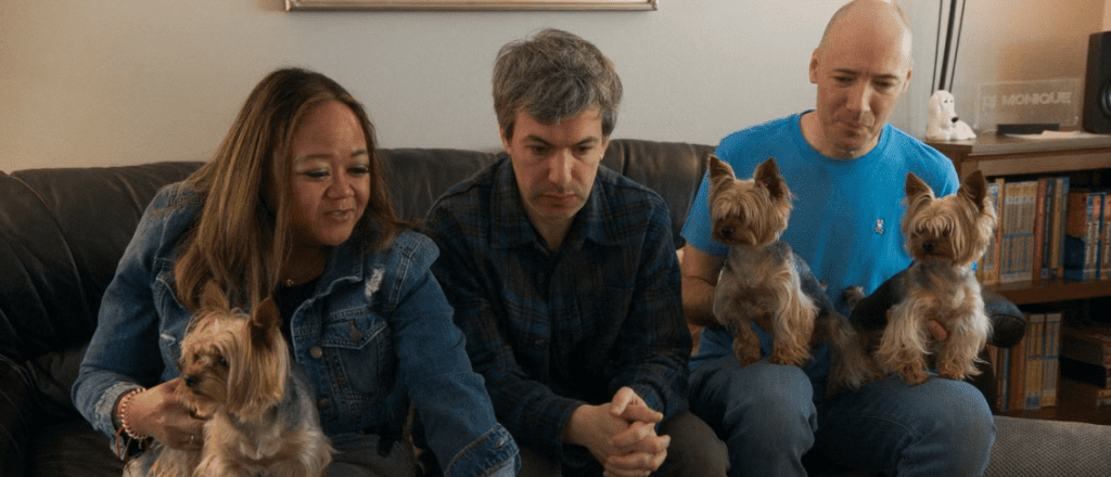 Nathan Fielder con una pareja que tiene perros clonados.