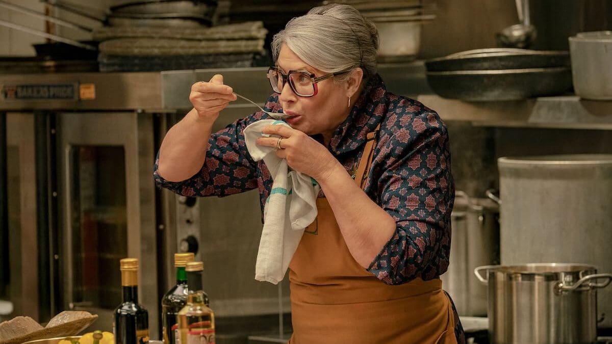 Lorraine Bracco probando comida en la película de Netflix Nonnas