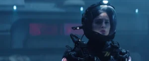 Eiza Gonzales n traje espacial dentro de una nave futurista en la película 'Ash' (2024), dirigida por Flying Lotus