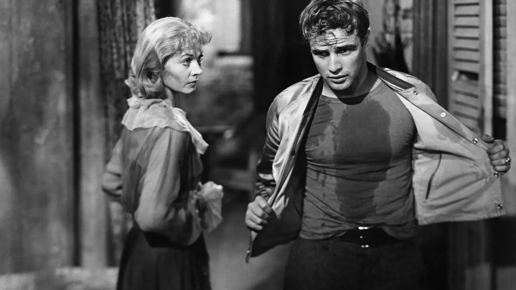 Marlon Brando como Stanley Kowalski junto a Vivien Leigh en una escena de A Streetcar Named Desire (1951)