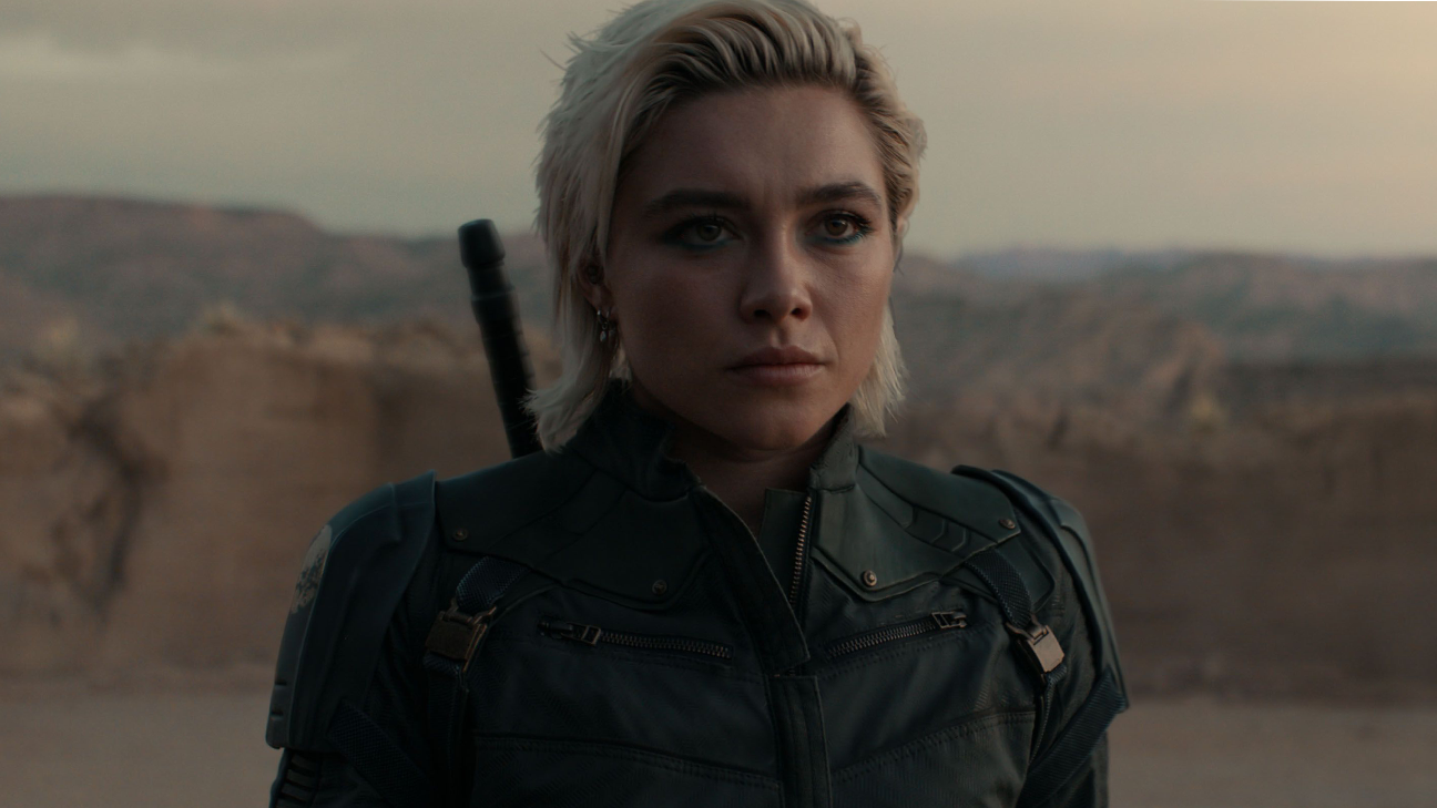 Yelena en un desierto viendo acercarse algo en Thunderbolts*