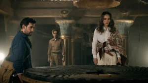Nathalie Portman y John Krasinski viendo una tumba en Fountain of Youth pelicula de apple tv