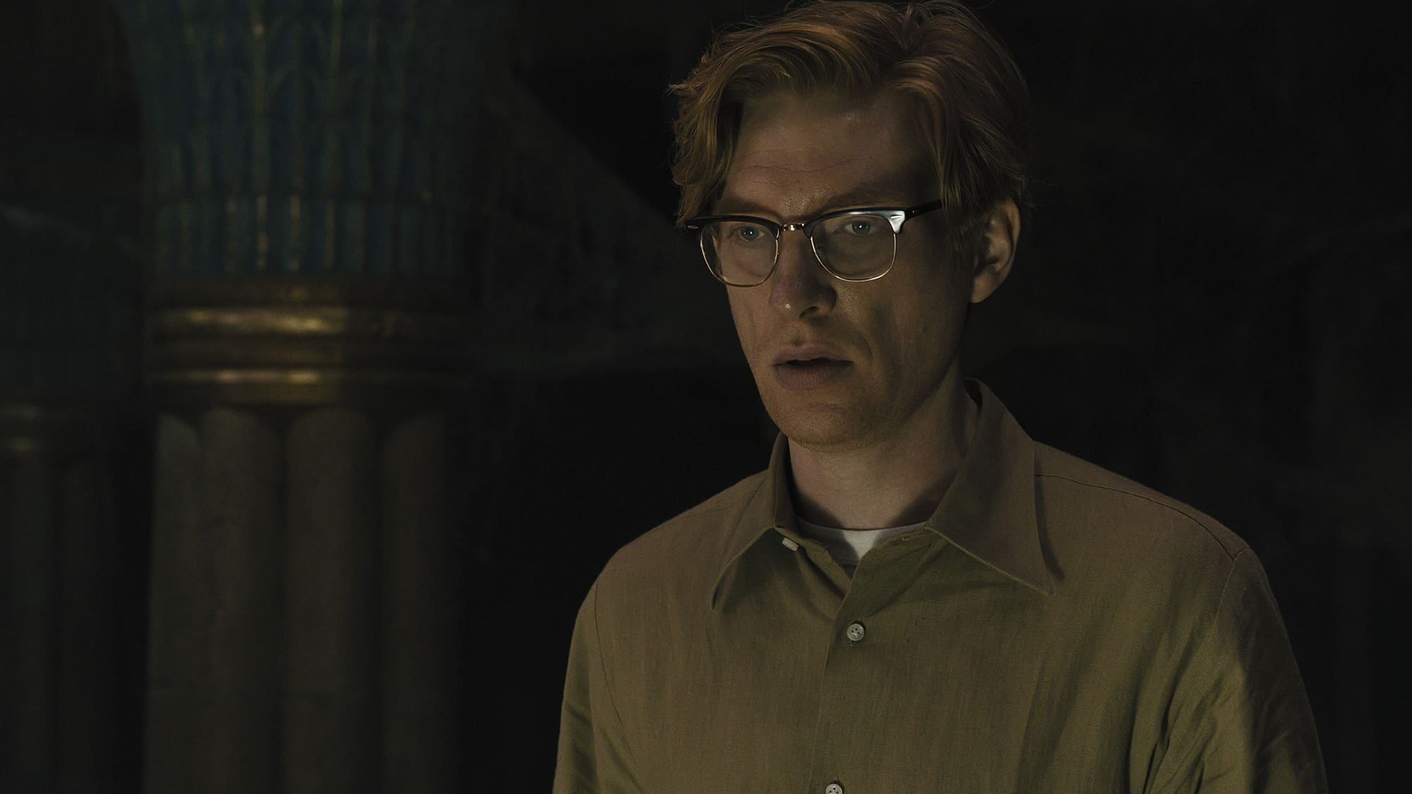 Domhnall Gleeson viendo una pantalla en Fountain of Youth