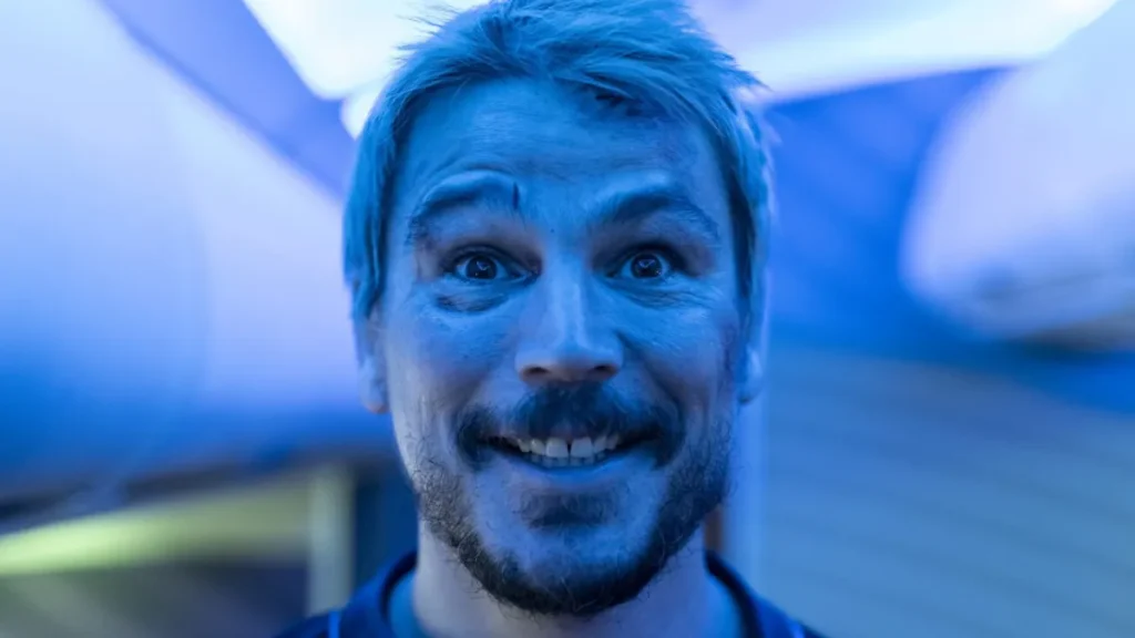 Josh Hartnett sonrie en el avion de Fight or Flight