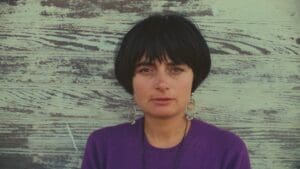 Una joven Agnès Varda mirando hacia camara