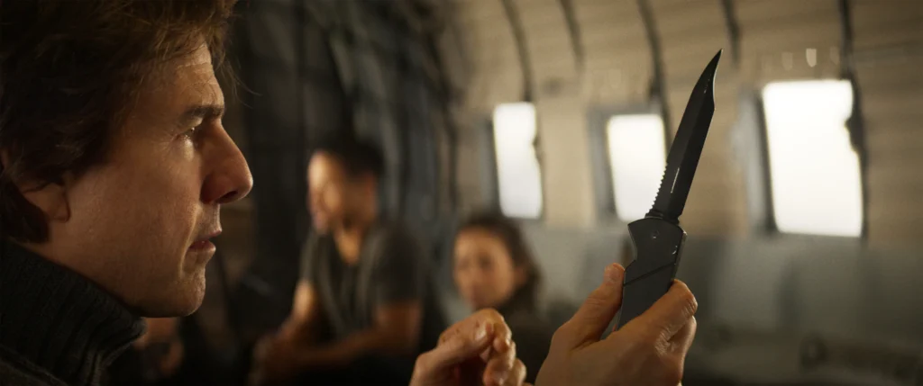Tom Cruise agarra un cuchillo en Crítica de 'Misión: Imposible - Sentencia Final', con Tom Cruise