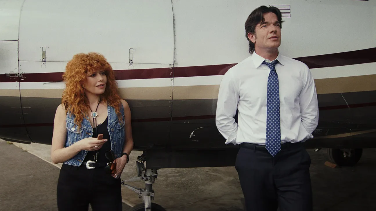 Natasha Lyonne y Jon Muline ven el cielo en Poker Face 