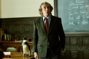 Steve Coogan dando clases con un pinguino en la película The Penguin Lessons