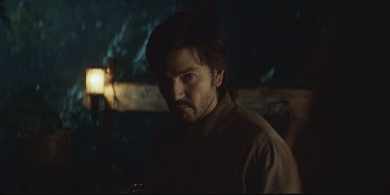 Diego luna escondiendose en una cueva en andor