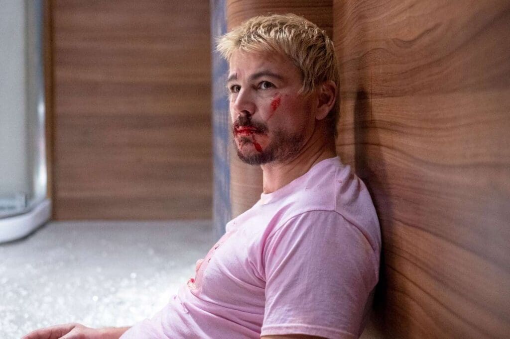 Josh Hartnett en el piso golpeado en fight or flight