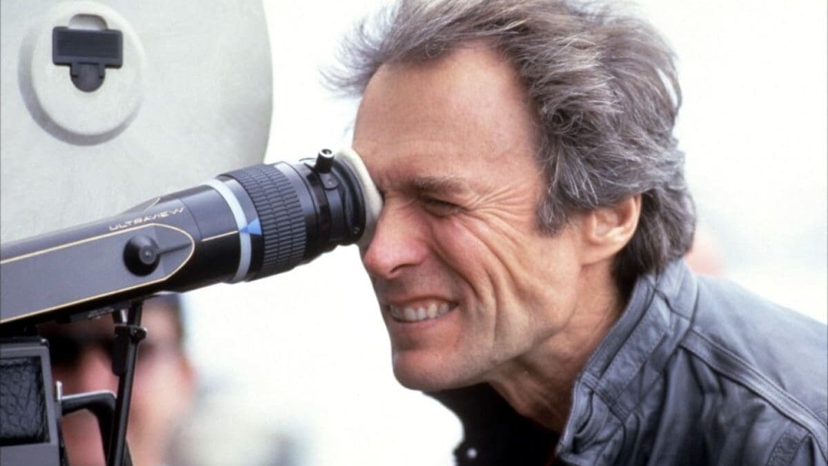 Clint Eastwood mirando una camara