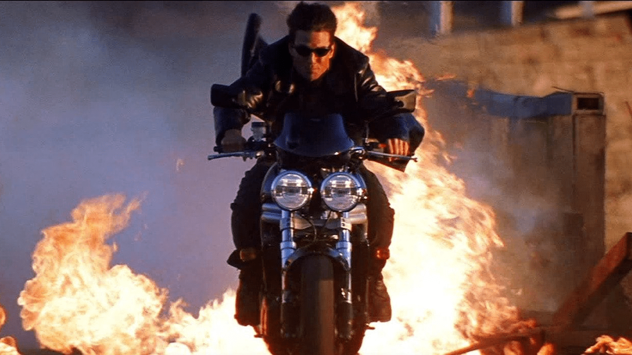 Tom Cruise en una escena de acción en Misión Imposible 2 (2000), dirigida por John Woo