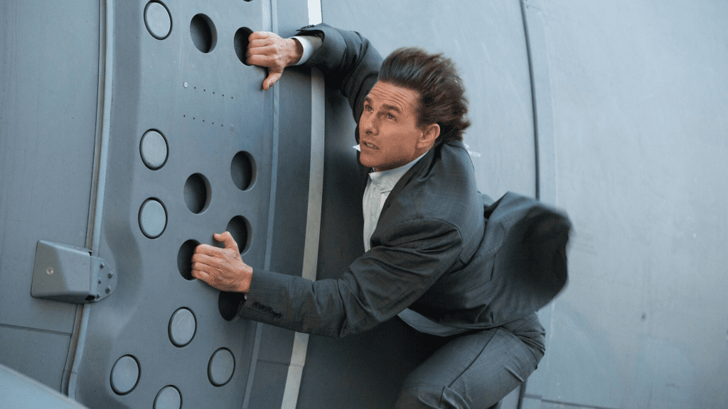 Tom Cruise colgado del avión en el inicio de Misión Imposible: Nación Secreta