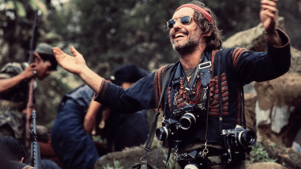 Dennis Hopper rie en una escena de Apocalypse Now