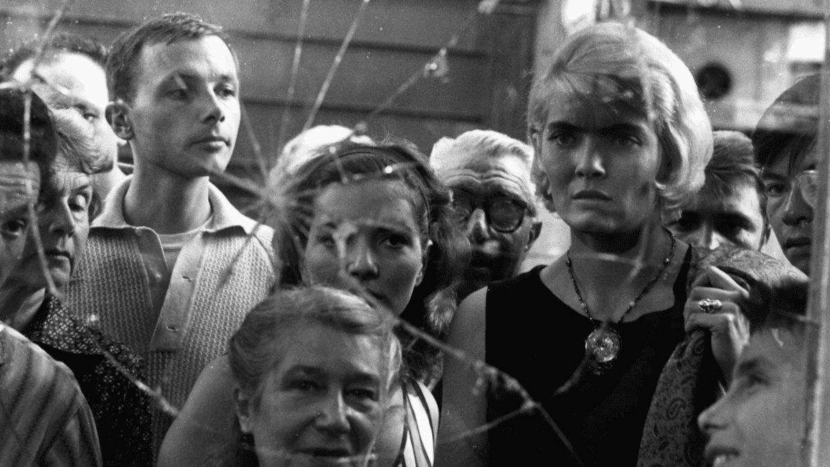 Corinne Marchand mira a la ventana en Cléo de 5 a 7 de Agnès Varda