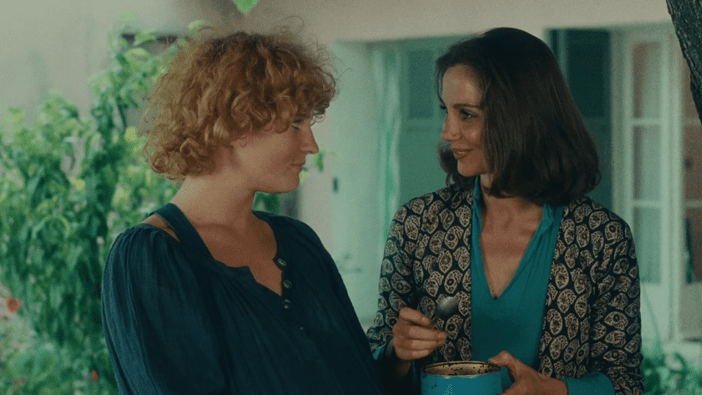 Thérèse Liotard y Valérie Mairesse charlando en Una canta, la otra no pelicula de Agnès Varda.