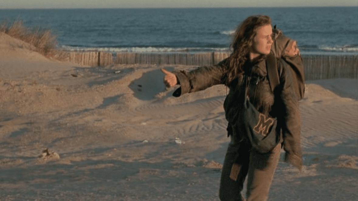 Sandrine Bonnaire pidiendo auto en Sin techo ni ley, pelicula de Agnès Varda