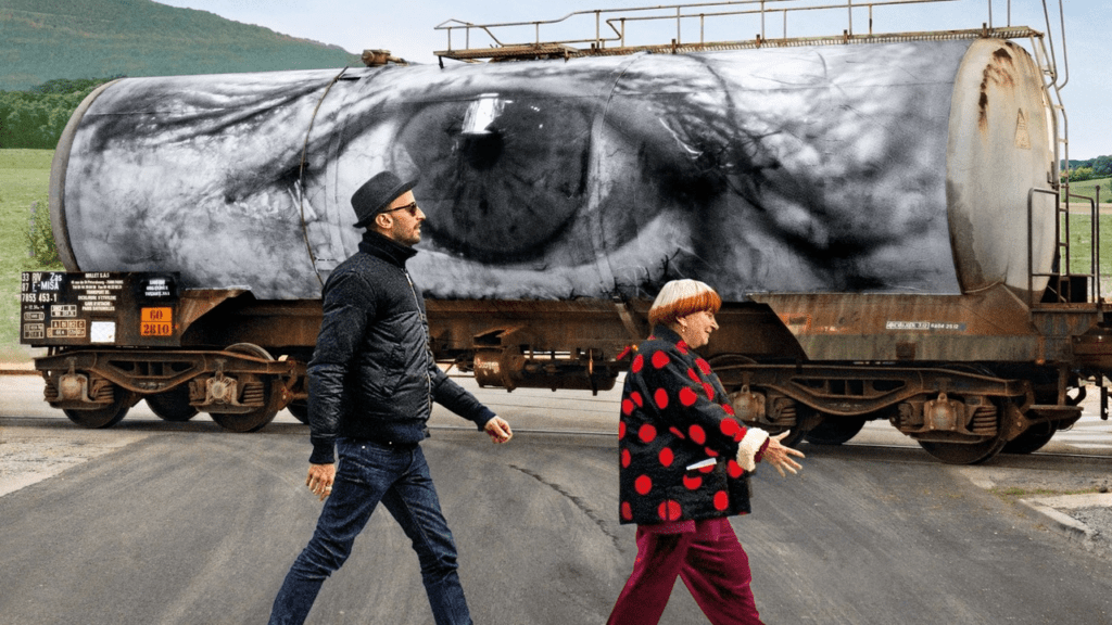 Agnès Varda y JR caminando en Rostros y lugares