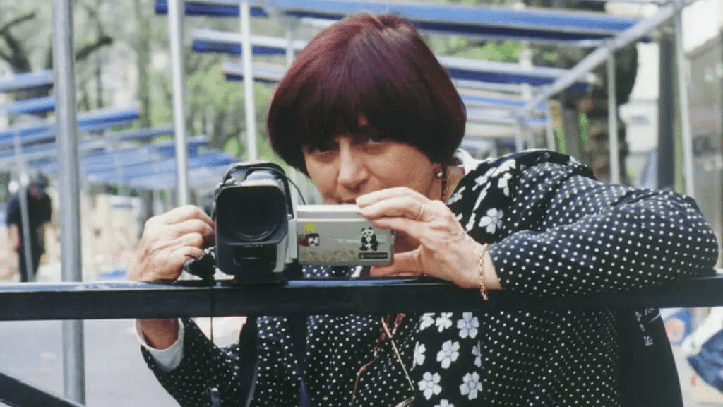 Agnès Varda grabandose a si misma en  Los espigadores y la espigadora 