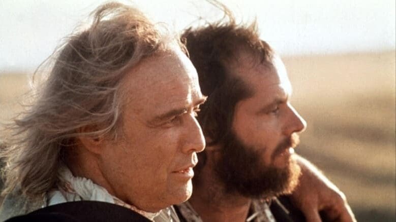 Marlon Brando y Jack Nicholson en una escena de The Missouri Breaks (1976), abrazados al atardecer
