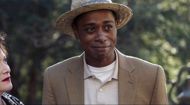 Escena de Get Out (2017) con Lakeith Stanfield, interpretando a Andre Logan King en un momento inquietante del thriller psicológico de Jordan Peele.