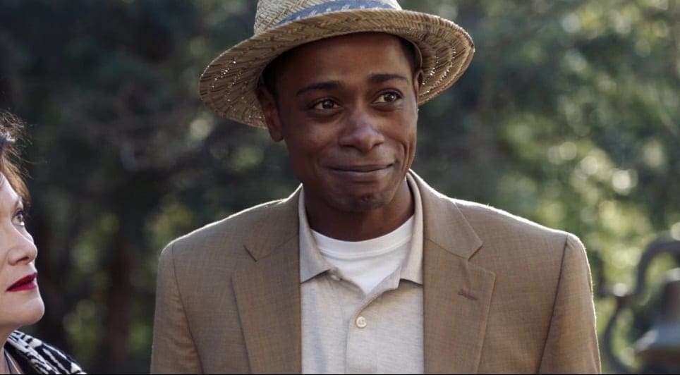Escena de Get Out (2017) con Lakeith Stanfield, interpretando a Andre Logan King en un momento inquietante del thriller psicológico de Jordan Peele.