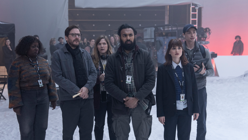 Lolly Adefope, Daniel Brühl, Jessica Hynes, Himesh Patel, Aya Cash e Isaac Powell en una escena de la serie The Franchise de Max